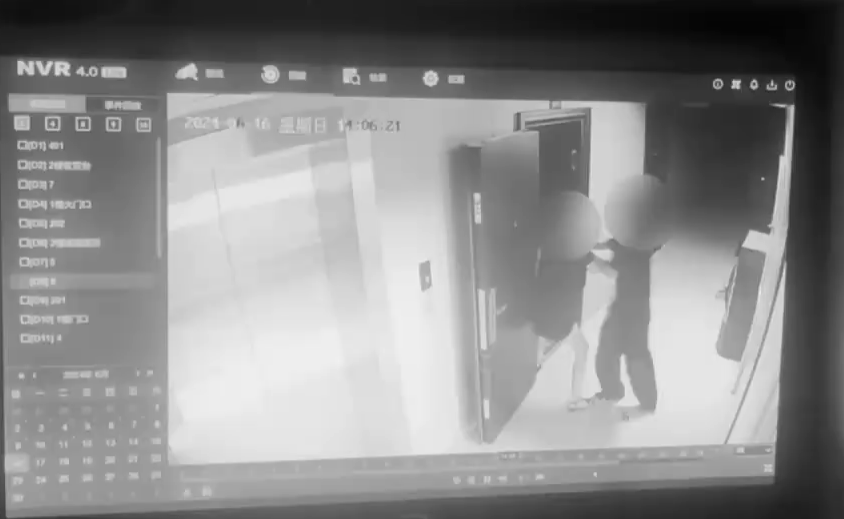 闭路电视画面显示，李莉被入室抢劫的歹徒疯狂袭击。